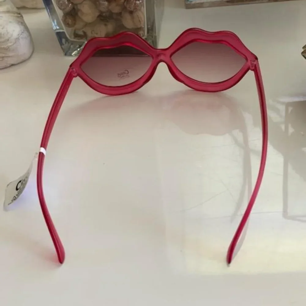 Circus by Sam Edelman Lip Sunglasses